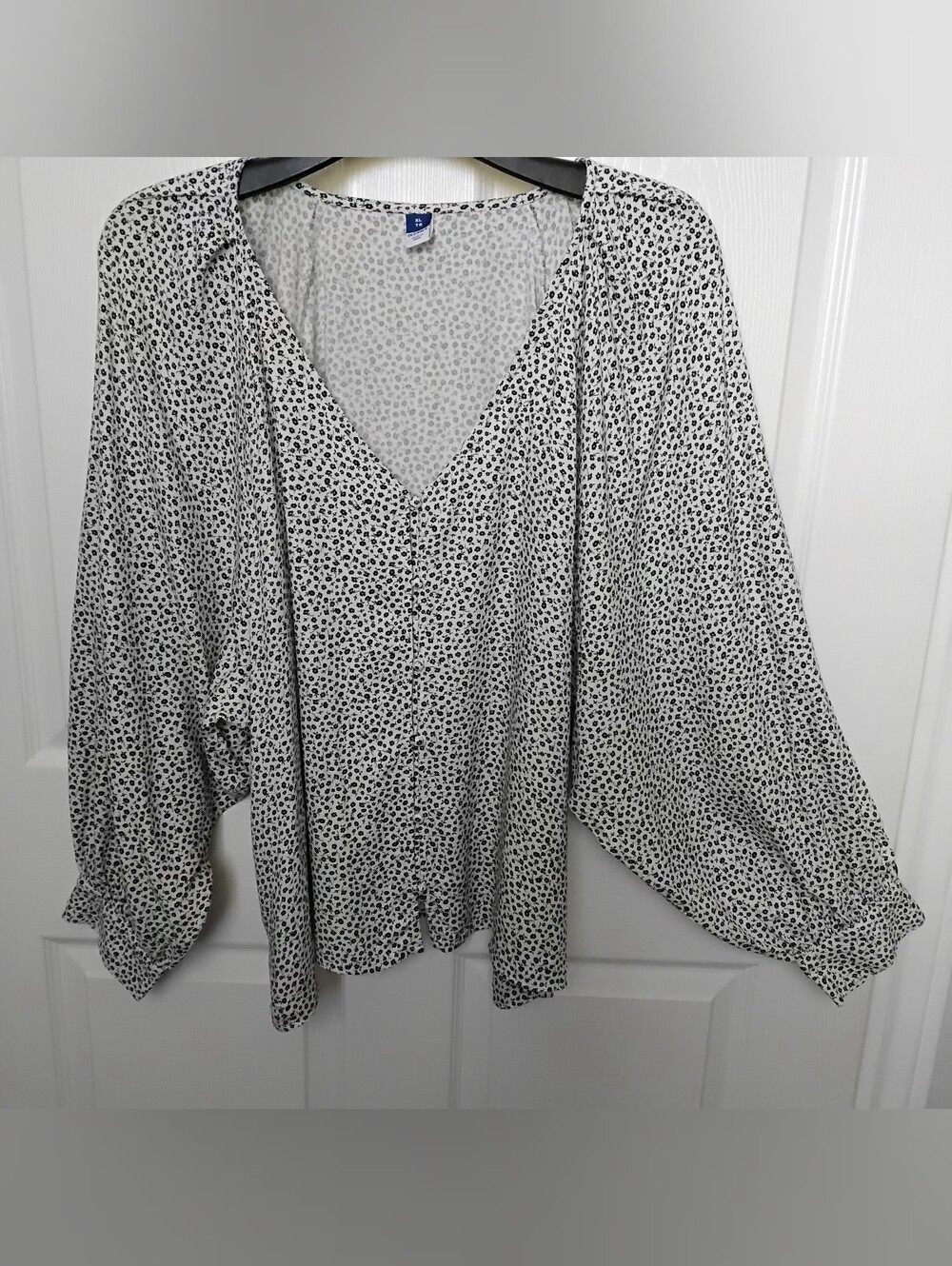 Old Navy Sea Salt Ground White and Navy Floral Blouse SIZE XL